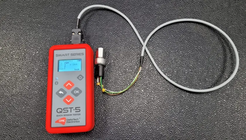 Tester QST-5 sprawdza czujnik ciśnienia klimatyzacji. Uszkodzony czujnik ciśnienia klimatyzacji objawy może sygnalizować nieprawidłowym odczytem.