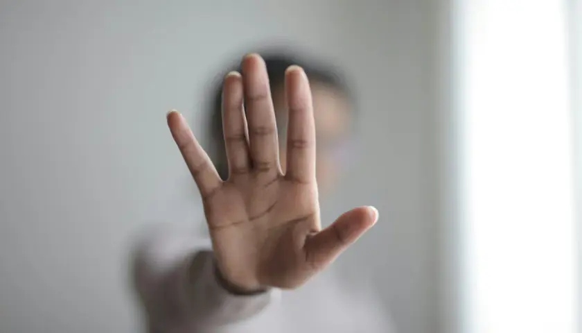Dłoń uniesiona w geście stop. Nie bądź dla kogoś opcją, zasługujesz na więcej.