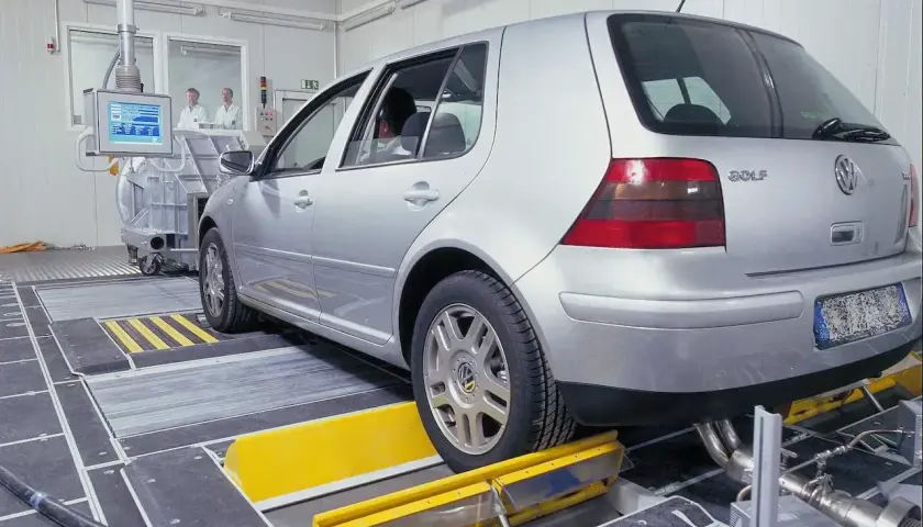 Un Volkswagen Golf en un banco de pruebas, diagnosticando posibles problemas del motor 1.6 TDI.