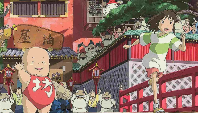 La città incantata recensioni: Chihiro corre felice tra creature fantastiche e un bambino paffuto in un'ambientazione vibrante.