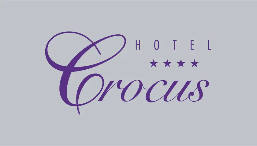 Eleganckie logo hotelu Crocus z fioletowym napisem i trzema gwiazdkami.