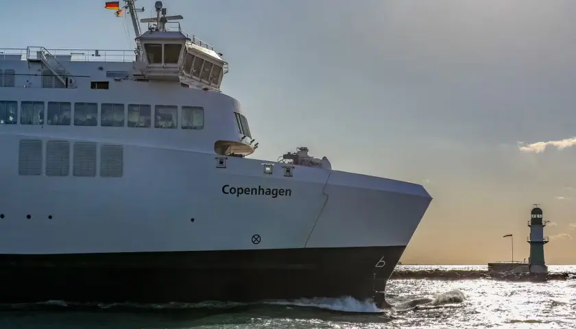 Prom "Copenhagen" zbliża się do Danii, mijając latarnię morską.