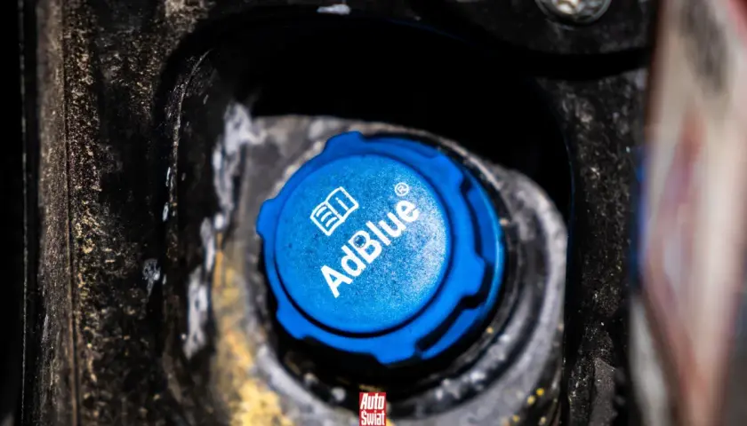 Niebieski korek AdBlue, ważny dla uniknięcia problemów z zamarzaniem płynu zimą.