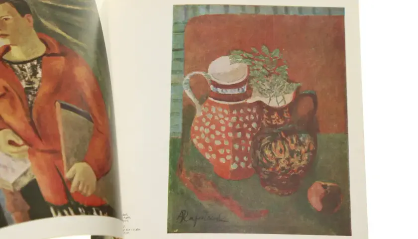 Obraz w stylu art nouveau przedstawia martwą naturę z dzbankami i jabłkiem, obok portret mężczyzny w czerwonej marynarce.