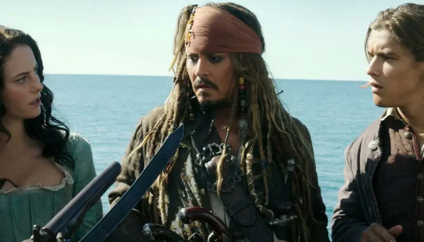 Jack Sparrow, Carina Smyth och Henry Turner på däck. Rollistan i Pirates of the Caribbean samlad.