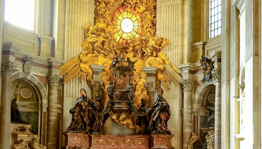 L'imponente **abside San Pietro** con la Cattedra di Bernini, un tripudio dorato di angeli e raggi di luce che culminano in un rosone.