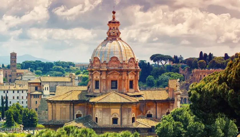La Chiesa dei Santi Luca e Martina, capolavoro di Pietro da Cortona, domina il paesaggio romano con la sua maestosa cupola.