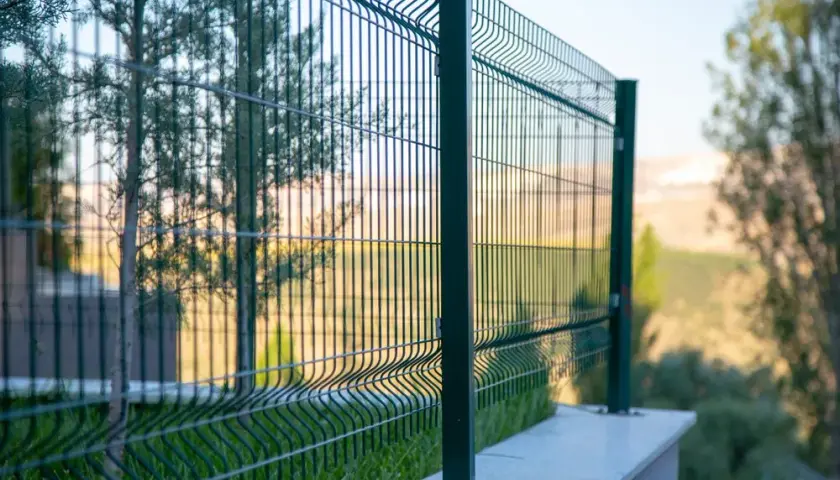 Ile kosztuje montaż ogrodzenia panelowego? Sprawdź, co wpływa na cenę