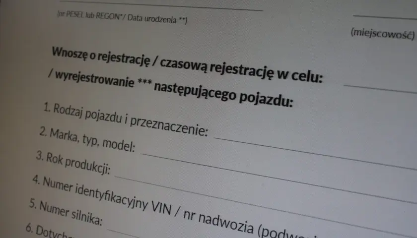 Wniosek o przerejestrowanie samochodu. Formularz zawiera pola do wpisania danych pojazdu: rodzaj, marka, rok produkcji, numer VIN i silnika.