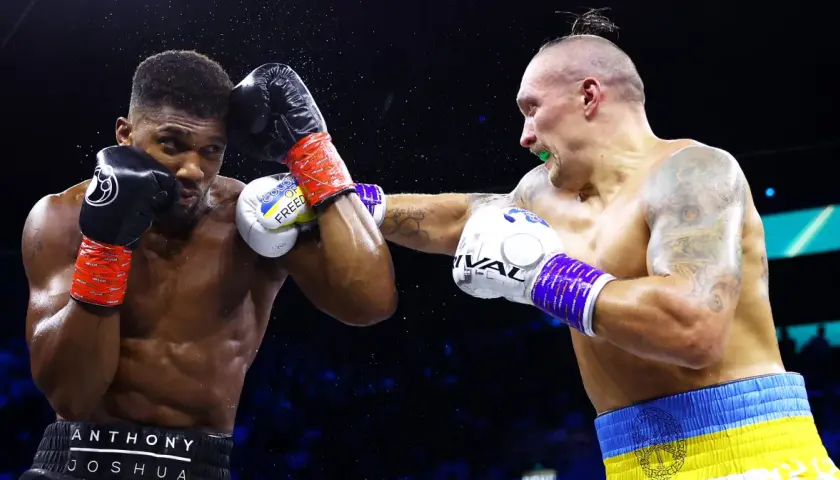 Usyk trafia Joshu w głowę podczas zaciętej walki.