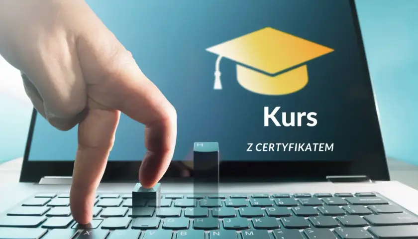 Darmowy kurs fotografii online z certyfikatem. Palce na klawiaturze, ekran laptopa z symbolem dyplomu i napisem "Kurs z certyfikatem".