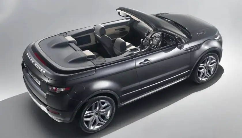 Czarny kabriolet Range Rover Evoque, model 2025, z otwartym dachem, prezentuje luksusowe wnętrze i sportowy design.