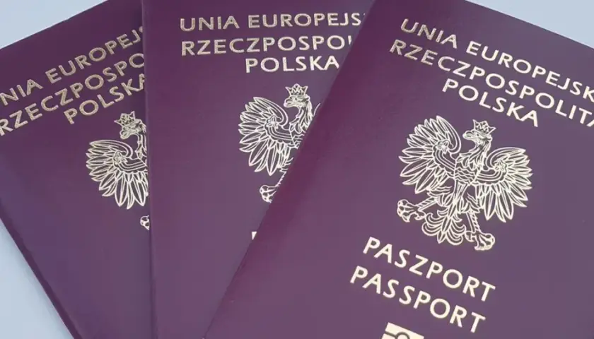 Trzy polskie paszporty, gotowe na podróż do Norwegii. Dokumenty z godłem Polski i napisem "Unia Europejska Rzeczpospolita Polska".