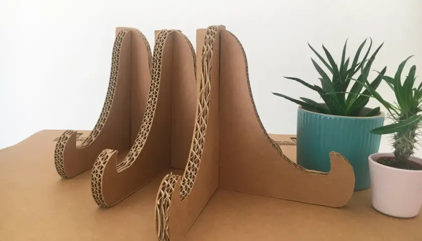 Tres soportes de cartón para cartel, listos para exhibir tus creaciones.