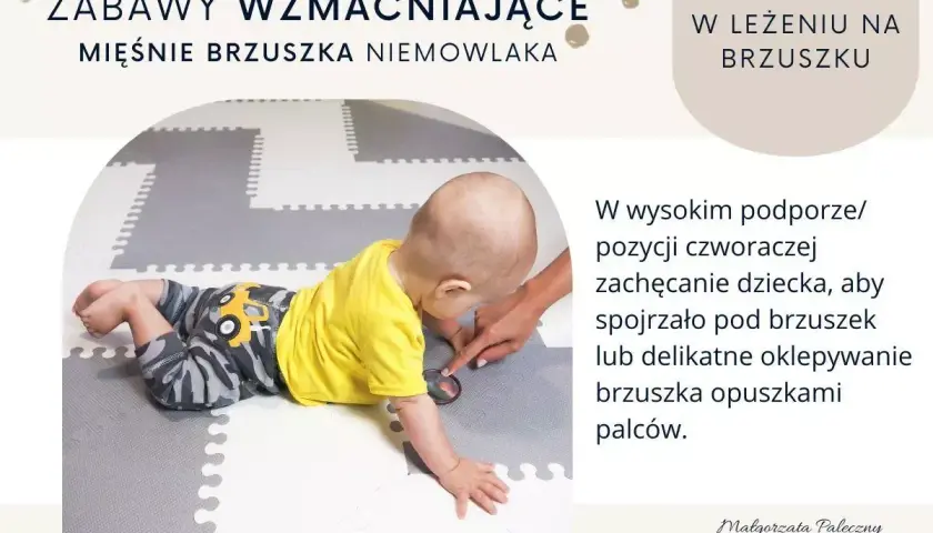 Niemowlę w żółtej koszulce leży na brzuchu na macie. Dorosły zachęca je do podnoszenia głowy, by wzmocnić mięśnie brzucha.