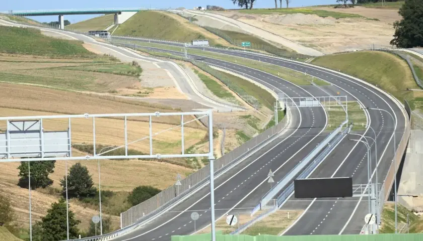 Jaka prędkość na autostradzie z przyczepą? Sprawdź, by uniknąć kar