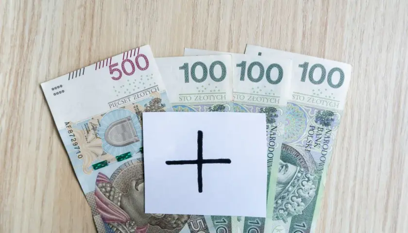 Złotówki: 500 i 100. Plusik na kartce symbolizuje nadzieję na zarobki 4500 brutto.