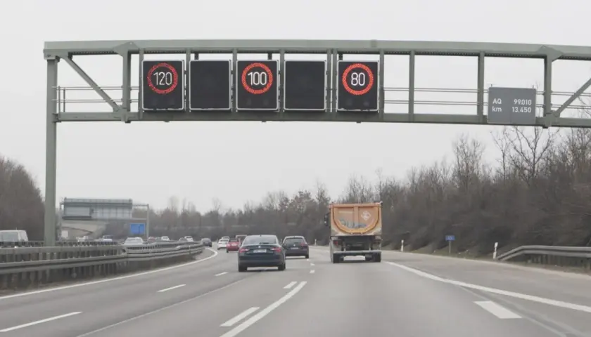 Na niemieckich autostradach są ograniczenia prędkości. Znaki pokazują 120, 100 i 80 km/h.