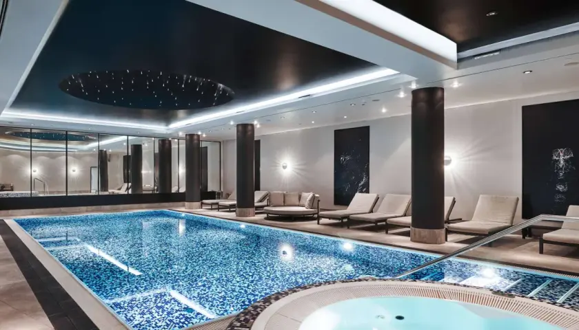 Basen i jacuzzi w Radisson Collection Hotel Warsaw. Luksusowy relaks w nowoczesnym spa z leżakami i gwiaździstym sufitem.