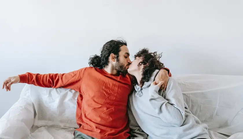  Seriale romantyczne Netflix - najlepsze tytuły dla fanów miłości