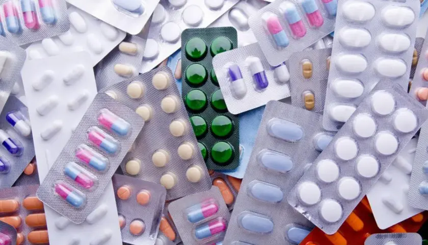 Mnóstwo opakowań tabletek i kapsułek. Czy suplementy są zdrowe? To pytanie zadaje sobie wielu, patrząc na tę apteczną kolekcję.