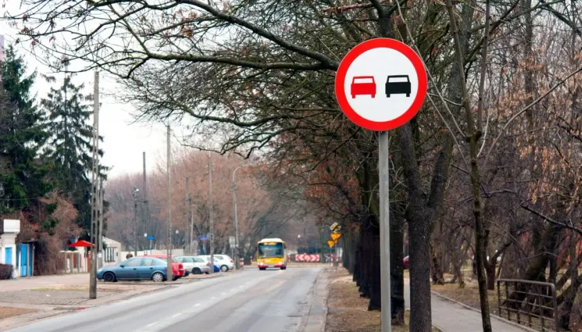 Wyprzedzanie pojazdów uprzywilejowanych: Co mówią znaki drogowe?