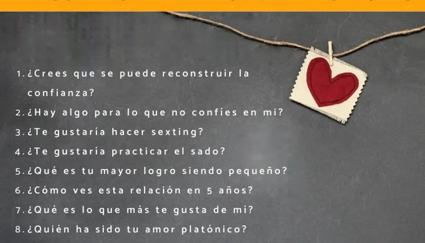 Lista de preguntas para conocer a tu pareja, incluyendo temas de confianza, intimidad y futuro. Un corazón de tela cuelga de un hilo.