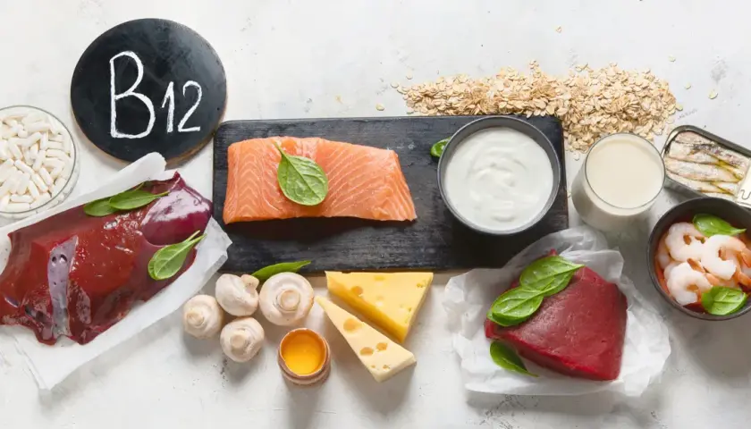 Witaj w świecie witaminy B12! Gdzie występuje? Wątróbka, łosoś, ser, jajka, mleko, krewetki, sardynki i płatki owsiane to jej bogate źródła.