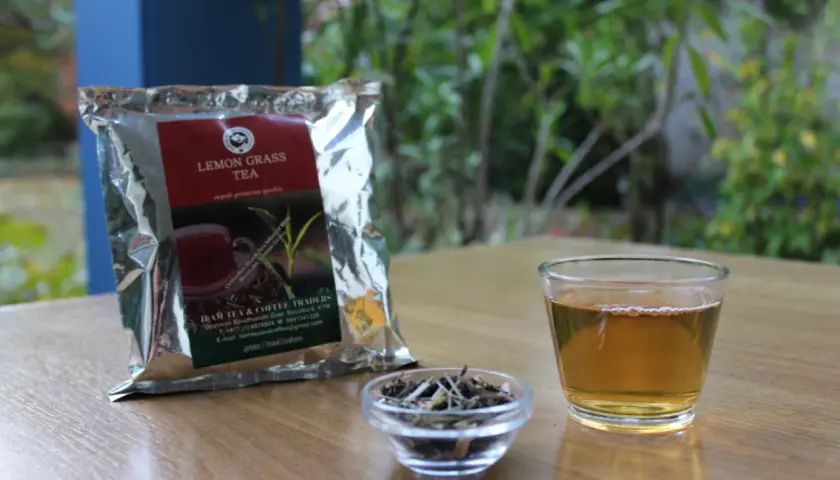 Zitronengras Tee: Ein Glas aromatischer Tee und die Packung daneben. Wie lange ziehen?