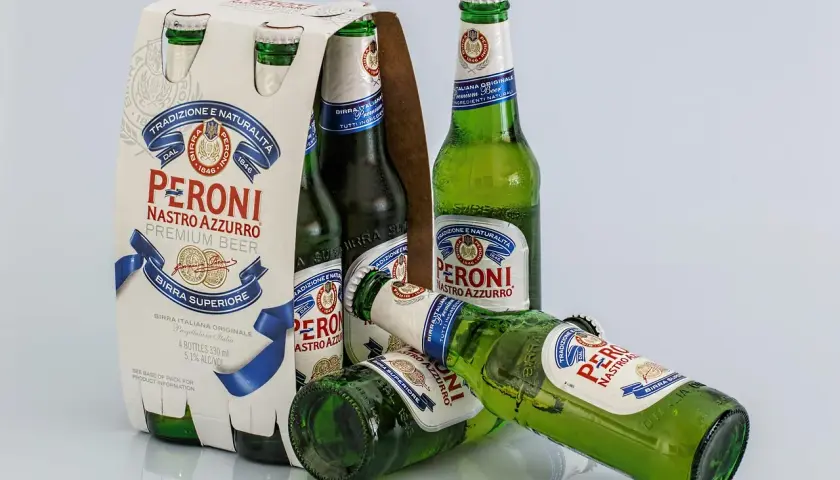 Butelki piwa Peroni Nastro Azzurro. Zastanawiasz się, czy można przewozić alkohol w bagażu podręcznym?