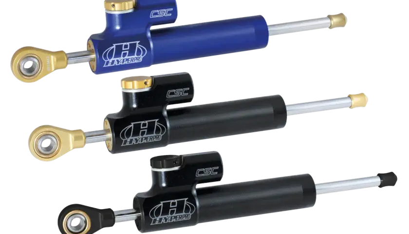 Tre ammortizzatori Hyperpro CSC, uno blu e due neri, perfetti per migliorare la stabilità delle Harley Davidson.