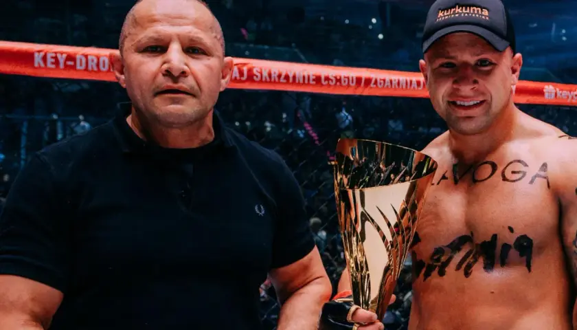 Mateusz Murański urodzony zwycięzca z pucharem, obok niego stoi mężczyzna w czarnej koszulce.