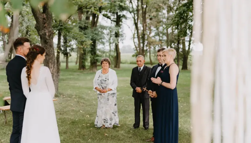 Młoda para otrzymuje katolickie błogosławieństwo na łonie natury.