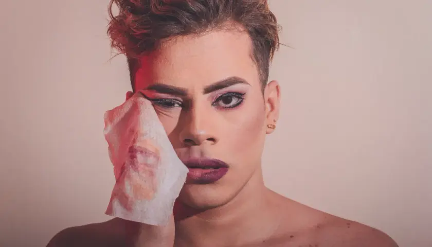 Un volto gender fluid si strucca, mostrando la sua autenticità oltre il trucco.