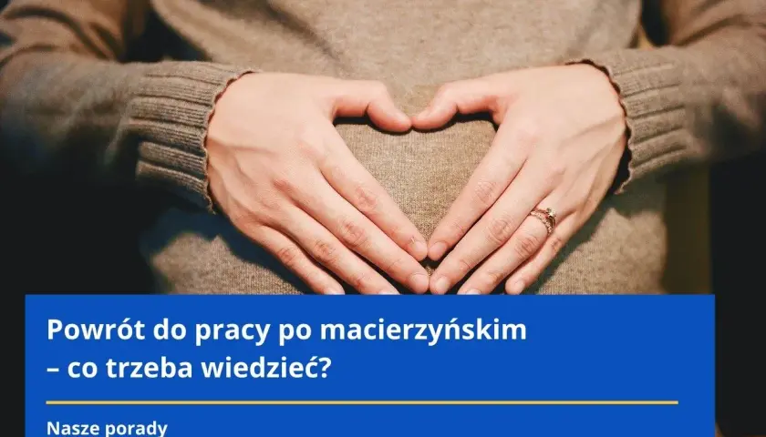 Dłonie tworzą serce na brzuchu, symbolizując powrót do pracy po urlopie macierzyńskim i 12-miesięczny okres ochronny.