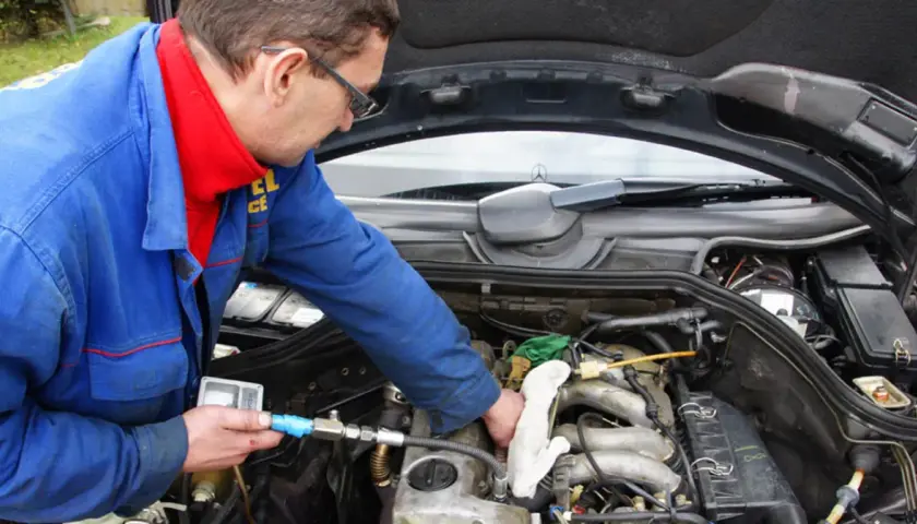 Mechanik diagnozuje problem z silnikiem diesla, który ciężko odpala i długo kręci.