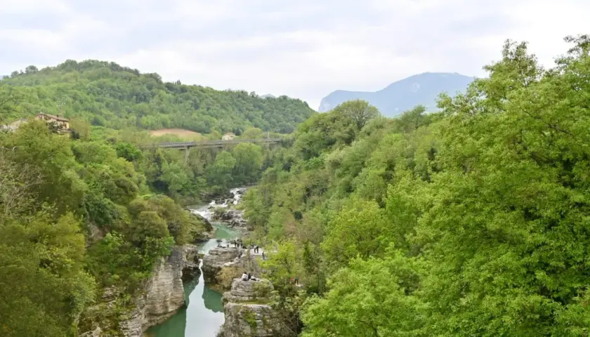 Un fiume serpeggia tra gole rocciose e fitti boschi, creando un suggestivo percorso tra le marmitte dei giganti.