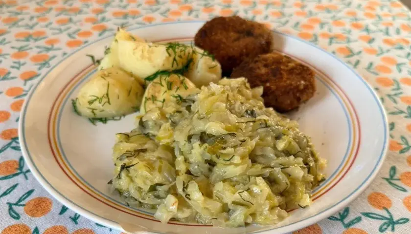 Talerz z kotletami, ziemniakami i pyszną, młodą kapustą z koperkiem.