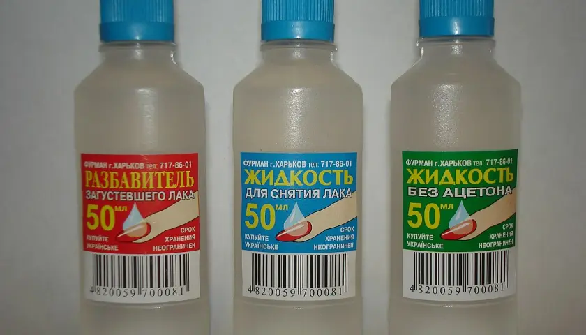 Trzy butelki z płynami do paznokci. Czy zmywacz do paznokci odtłuszcza? Ten produkt z pewnością pomoże usunąć lakier.