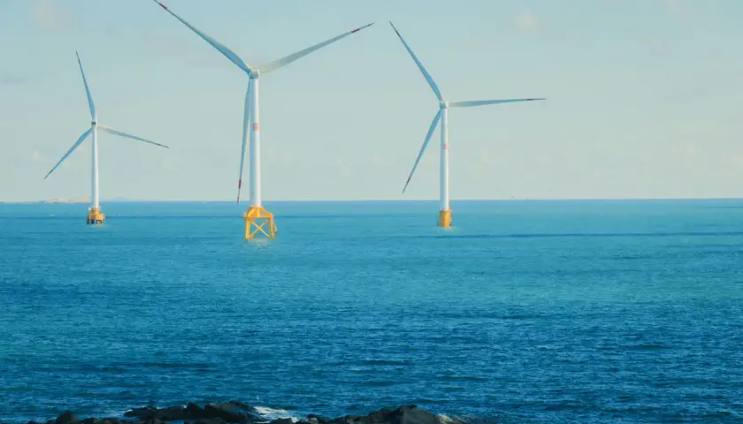 Wiatraki na morzu symbolizują potęgę Bałtyku i czystą energię.