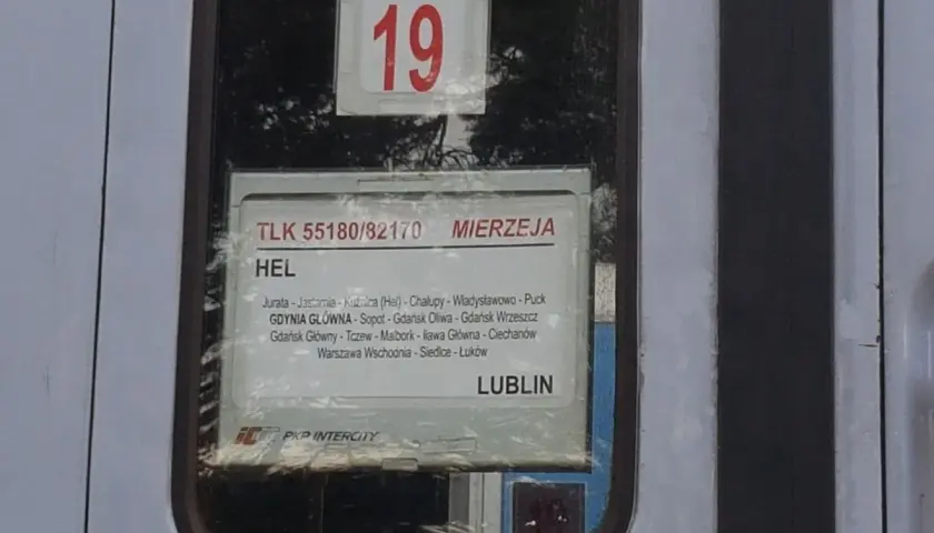 Numer 19 na wagonie pociągu TLK 55180/82170 "Mierzeja" relacji Hel-Lublin.