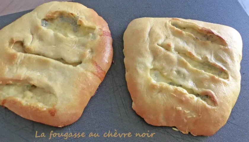 Deux fougasses au chèvre, dorées et moelleuses, garnies d'un fromage fondant. Un délice à partager.