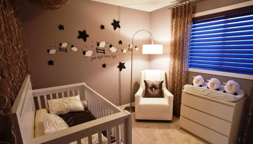 Idee pareti cameretta neonato maschio: un adesivo con pecorelle che saltano la staccionata e stelle, perfetto per sogni d'oro.