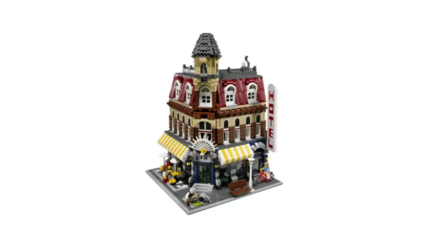 Detailreiches LEGO-Gebäude mit Hotel-Schild, ein Beispiel für die teuersten LEGO-Sets, das eine charmante Straßenszene mit Figuren und einem Fahrrad zeigt.