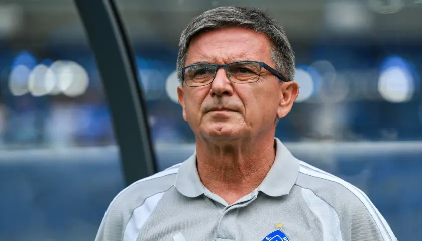Trener w okularach, zamyślony. Czy to falstart, co to znaczy dla drużyny?