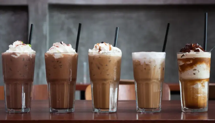 Fünf leckere Eiskaffee-Variationen, perfekt zum Eiskaffee selber machen. Mit Sahne, Karamell und Schokostreuseln garniert.
