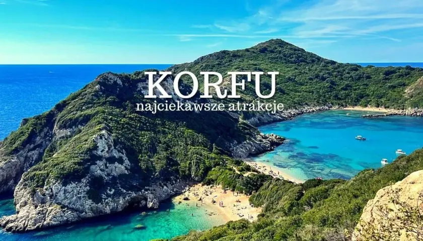 Malownicza zatoka z turkusową wodą i piaszczystymi plażami na Korfu. Idealne miejsce na wakacje.