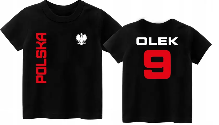 Czarna koszulka piłkarska dla dzieci z napisem "POLSKA" i orłem na przodzie. Na plecach imię "OLEK" i numer "9".