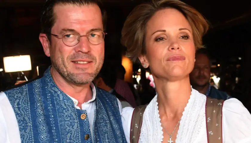 Karl-Theodor zu Guttenberg und seine Frau Stephanie in Tracht. Die zu Guttenberg Familie zeigt sich hier traditionell.