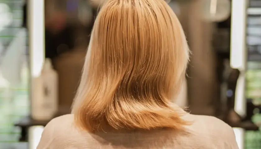 Jasne, blond włosy z subtelnymi refleksami, które mogą z czasem stać się siwe.